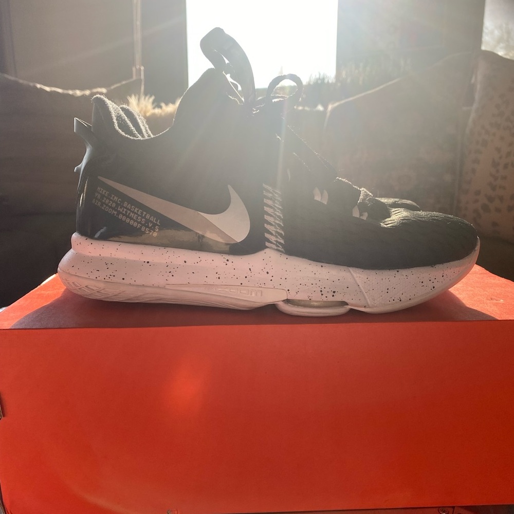 COPY - 2021
LeBron Witness 5 GS 'Black Metallic Silver'